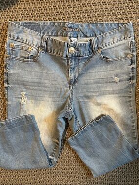 Maurices Light Blue Distressed Capri Sz 18 Regular